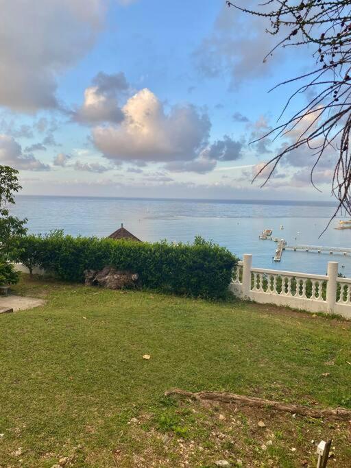 Coastal Beauty - Beautiful Penthouse Condo In Ocho Rios Exterior photo