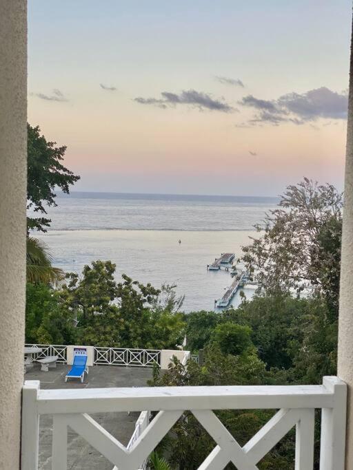 Coastal Beauty - Beautiful Penthouse Condo In Ocho Rios Exterior photo