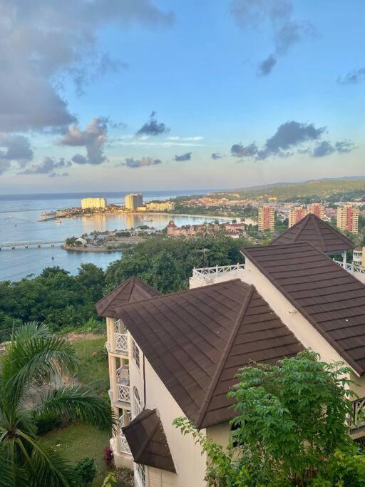 Coastal Beauty - Beautiful Penthouse Condo In Ocho Rios Exterior photo